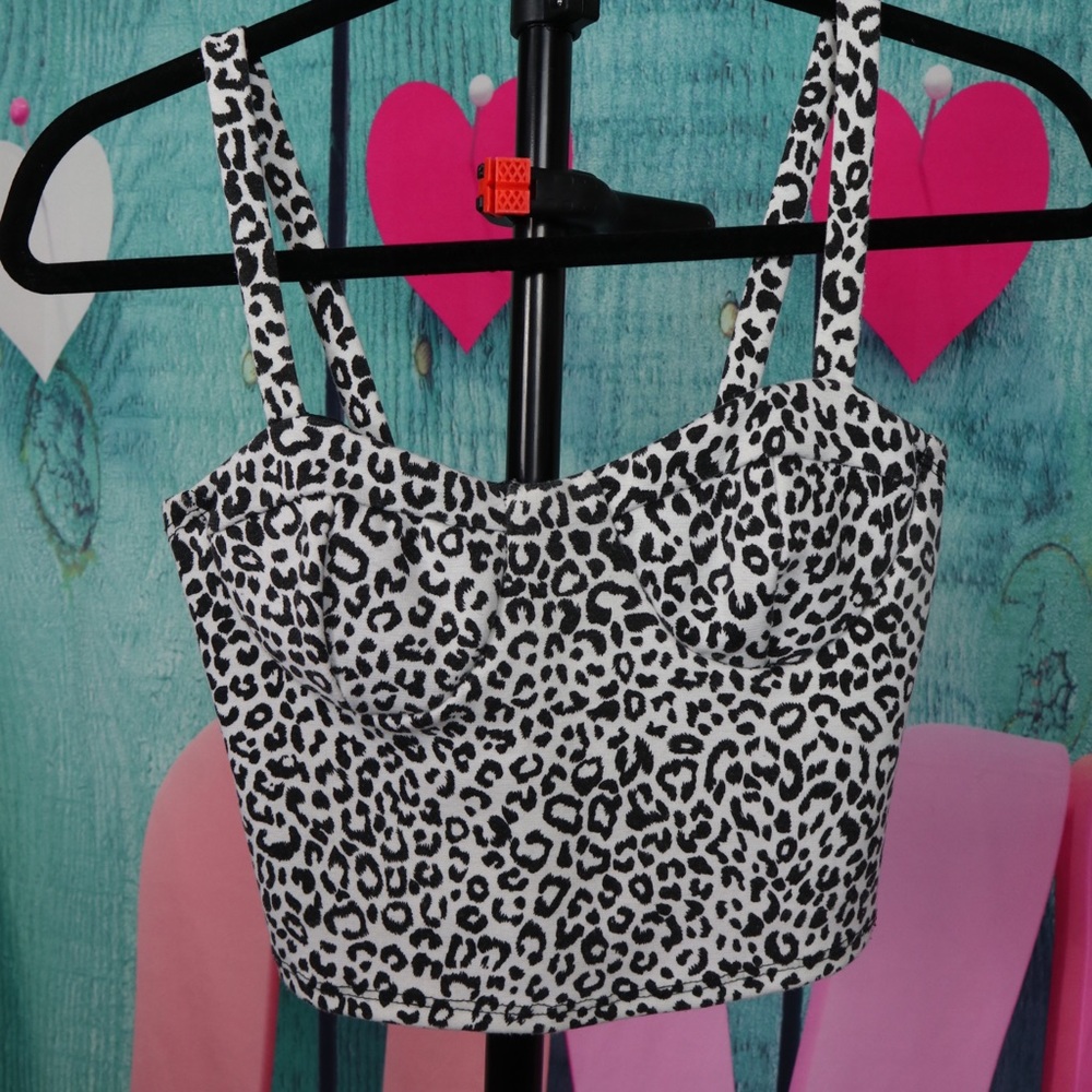 Cute leopard black and white crop top.